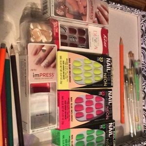 False glue-on nails